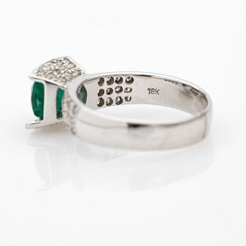 Ring, 18k gold with emerald and diamonds.