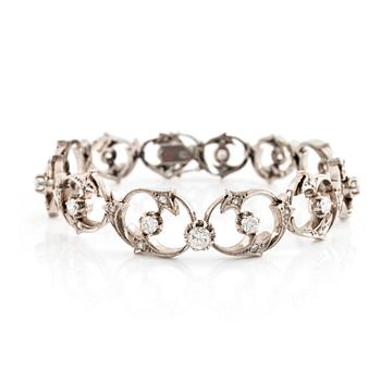 551. A bracelet set with round brilliant- and eight-cut diamonds.