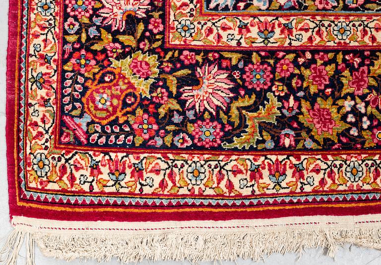 Matto, semi-antique Mashad, ca 224 x 141,5 cm.