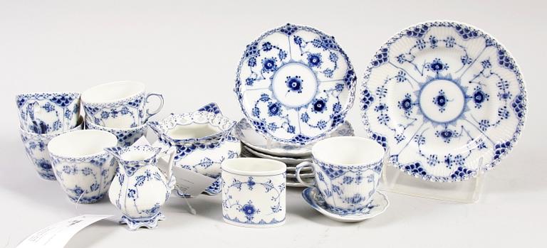 SERVISDELAR, 11 st. Porslin. Kunlig dansk."Musselmalet".