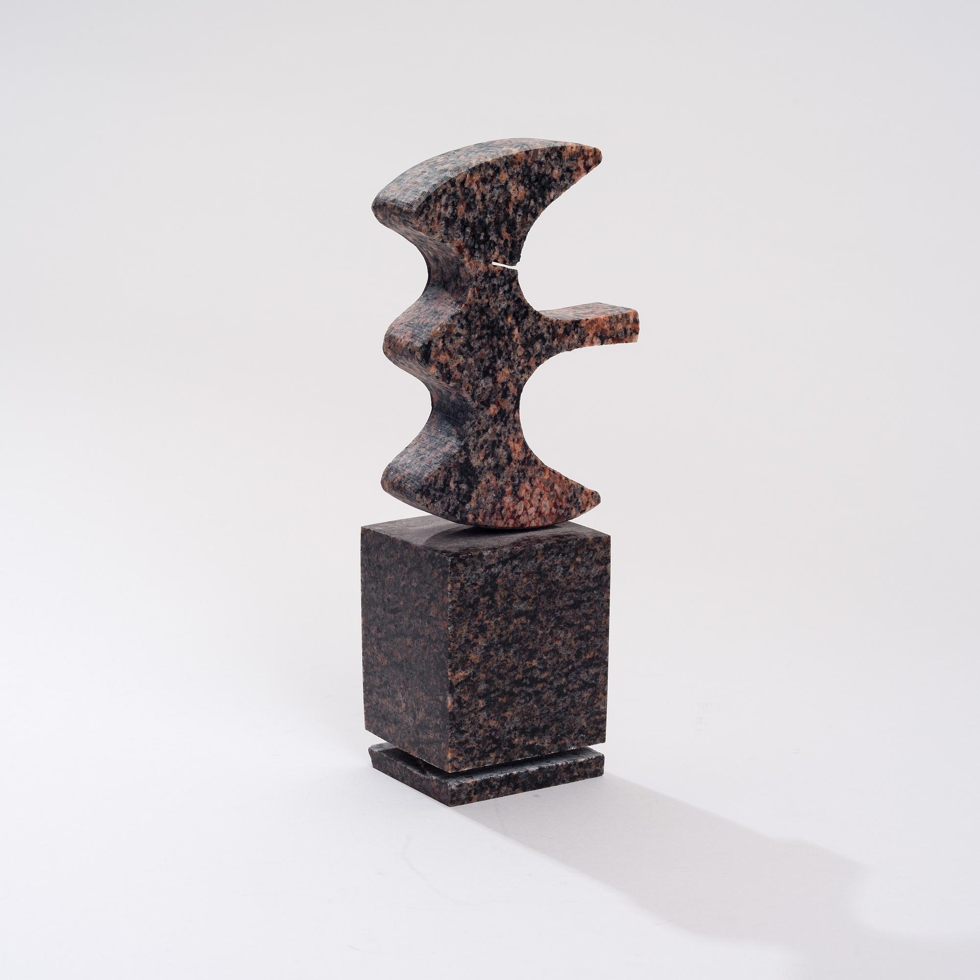ARVO SIIKAMÄKI, skulptur, granit, signerad och daterad 2009.