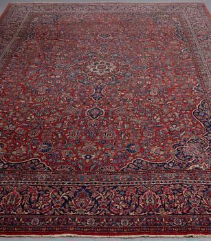 A carpet, semi-antique Kashan, ca 424,5 x 308 cm.