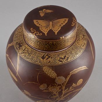 URNA med LOCK, porslin. Japan, 1900-tal, signerad.