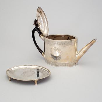 TEAPOT AND STAND, mark of Andrew Fogelberg, London 1792. Weight ca 493 g.