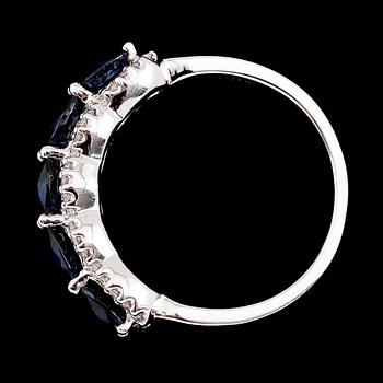 RING, 18 k vitguld, blå safirer och briljantslipade diamanter. Vikt ca 6,3 g.
