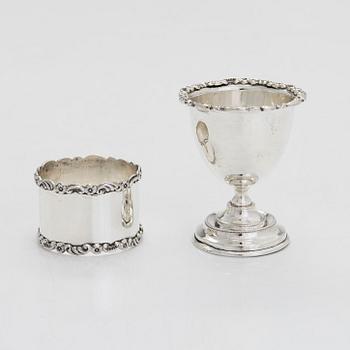 Äggkopp och servettring, sterlingsilver, i originaletui, Chester 1909.