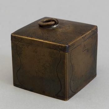 AN 18TH CENTURY BRASS SAND SHAKER.