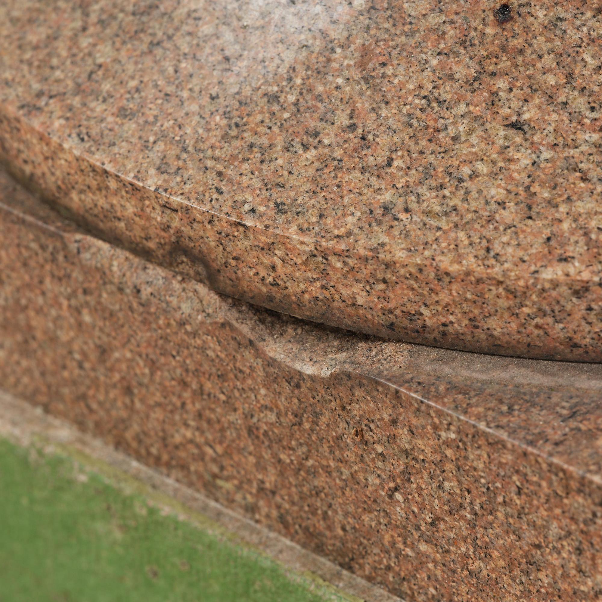 A massive Gardenurn, red Bohus granite, made circa 1905. Empire style.