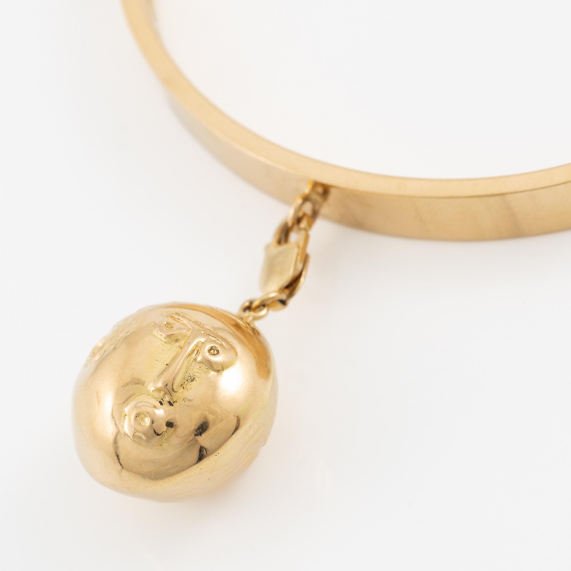 Bracelet, Sebastian Schildt, with a charm in the form of faces, probably Olle Ohlsson, 18K gold.