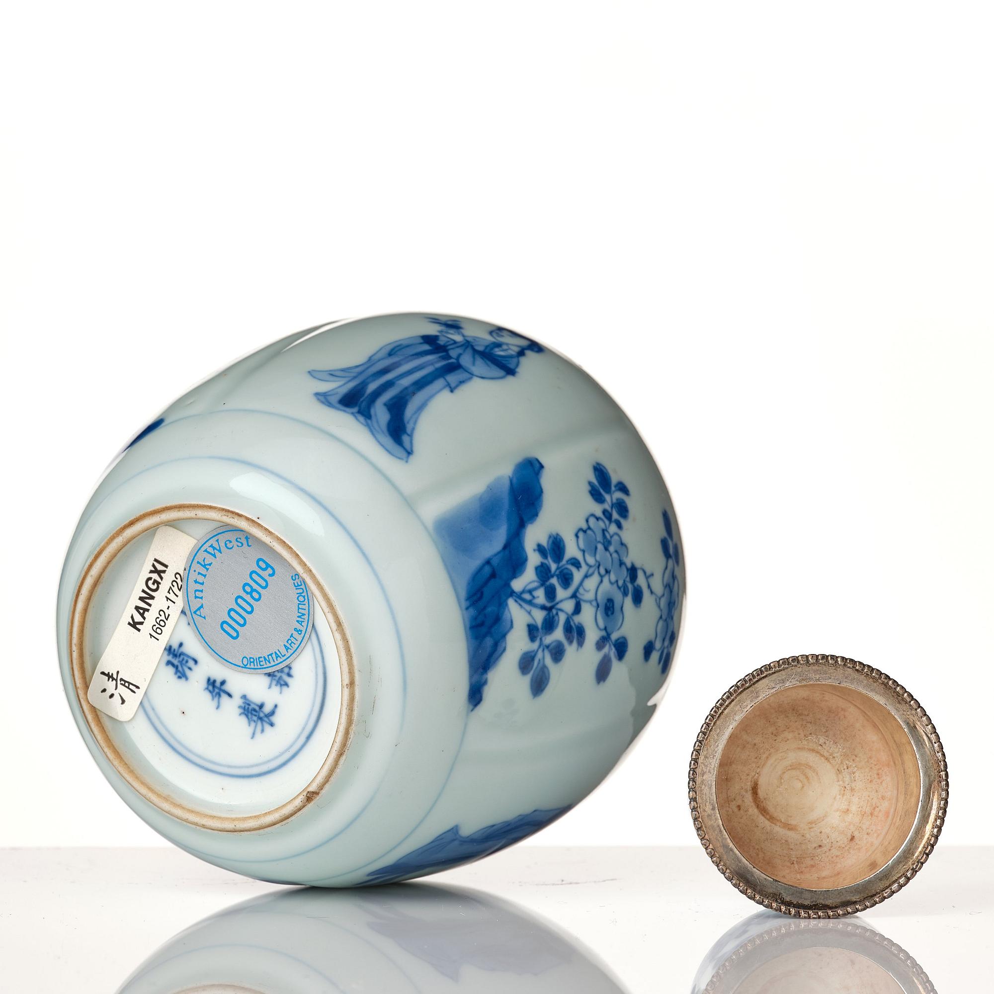 Tedosa med lock, porslin. Qingdynastin, Kangxi (1662-1722).