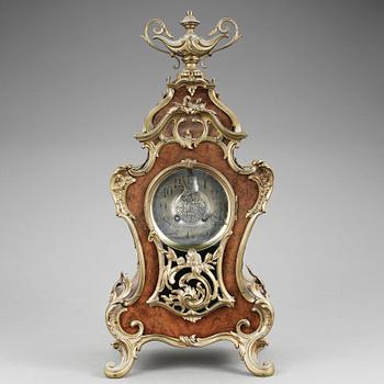BORDSPENDYL, Louis XV-stil, 1900-talets början.