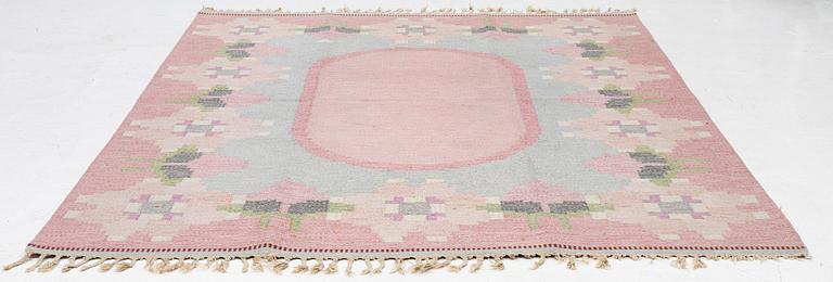 Ingegerd Silow, a flat weave carpet, signed IS, approx. 277 x 197 cm.