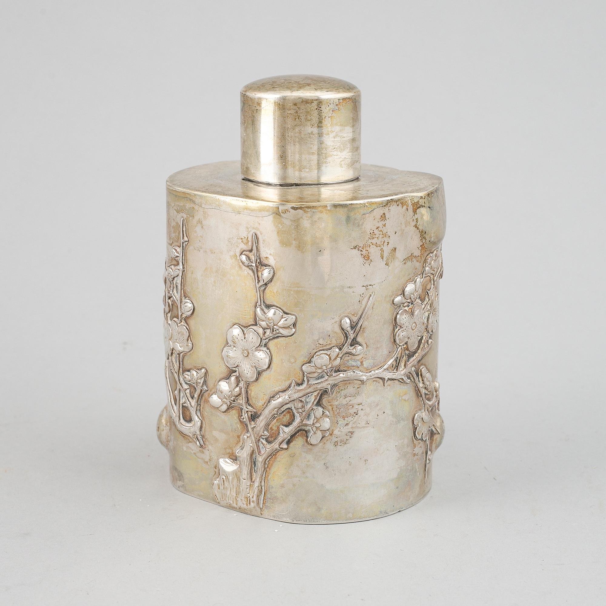 A Chinese silver tea caddy, Luenwo, Shanghai, first half of the 20th century.