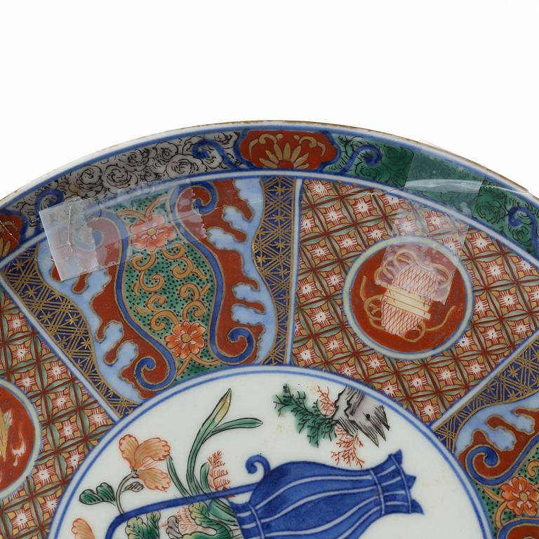 Tallrikar, fyra stycken, samt tekanna med lock, porslin. Japan, Meiji (1868-1912).