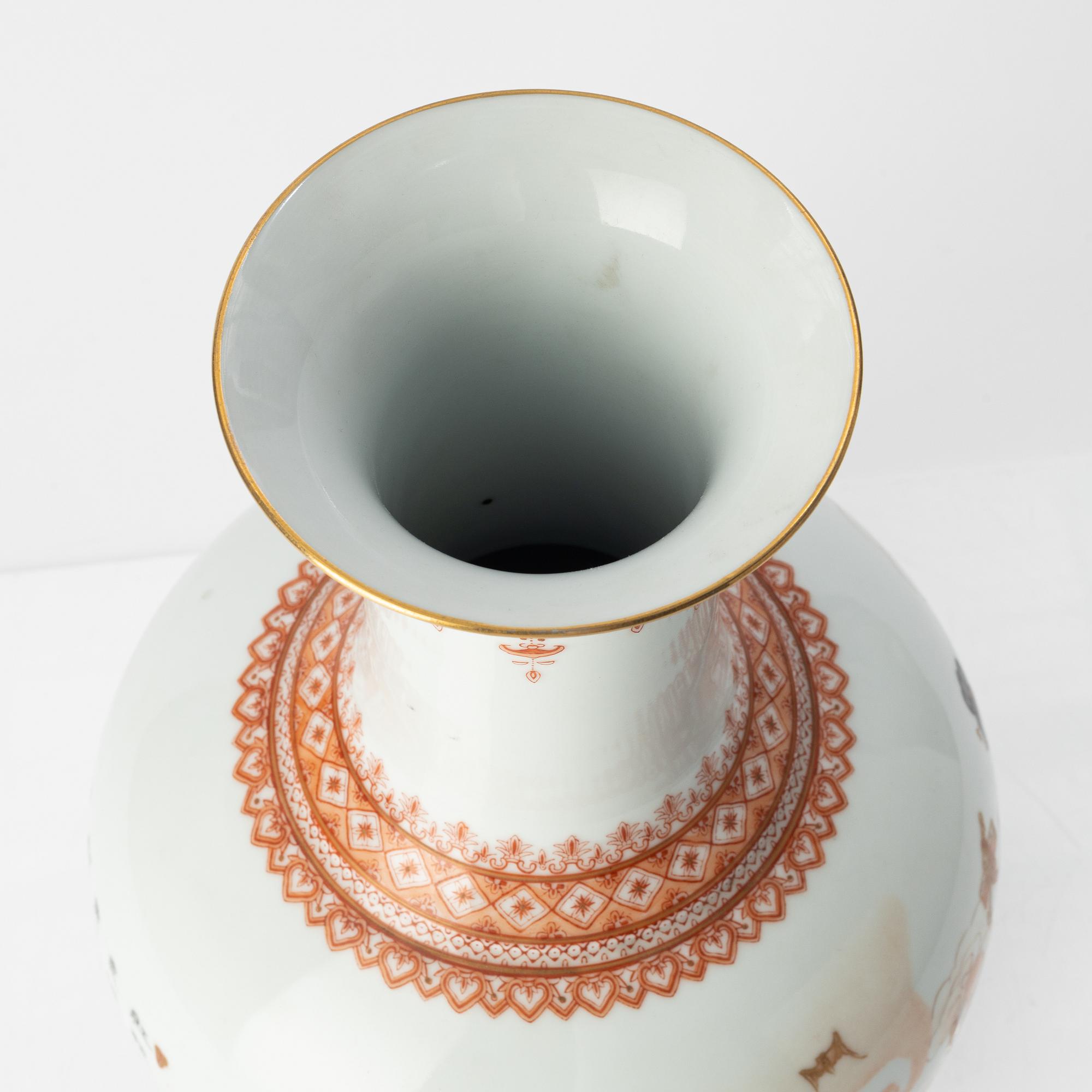 A porcelain vase, mid/second half of the 20th century.