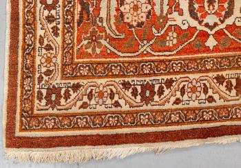 A carpet, an antique Tabriz, ca 380-381,5 x 271,5-283 cm, an inscription: Yekbar Jorabchi.