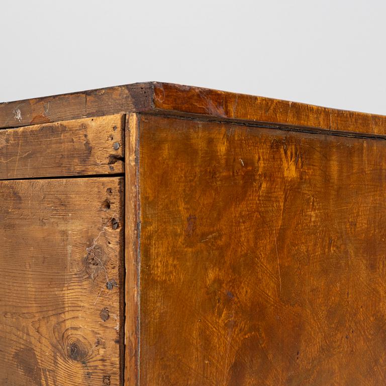 A late Gustavian chest of drawers, around 1800.