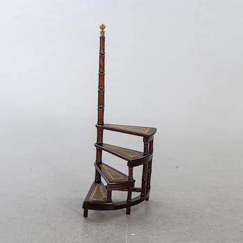 BIBLIOTEKSSTEGE, engelsk stil, 1900-talets andra hälft.