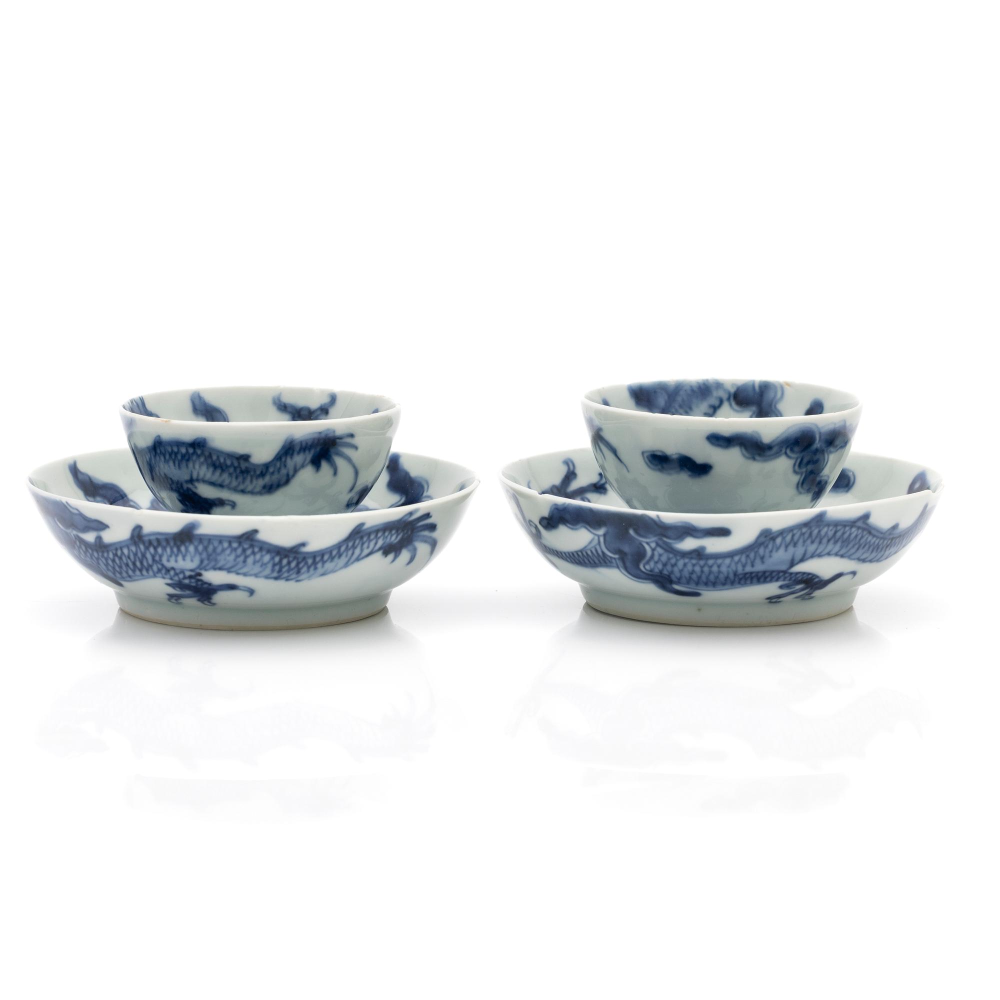 A pair of Chinese blue and white porcelain saucers with stands, Qing dynasty, 19th century.