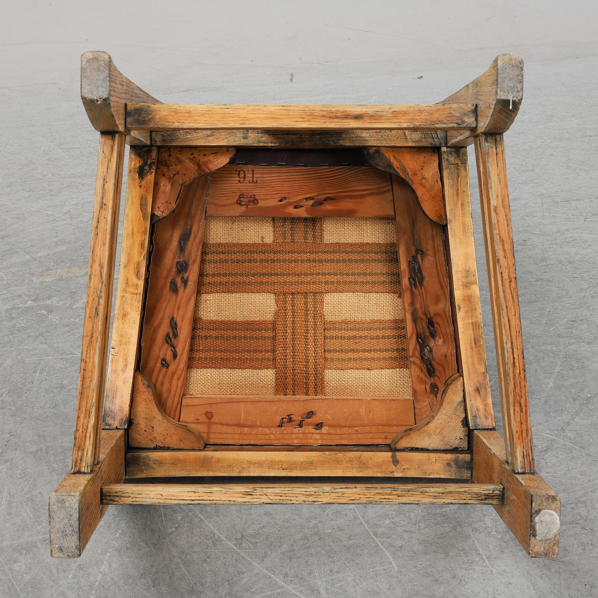 An oak art noveau chair from around year 1900.