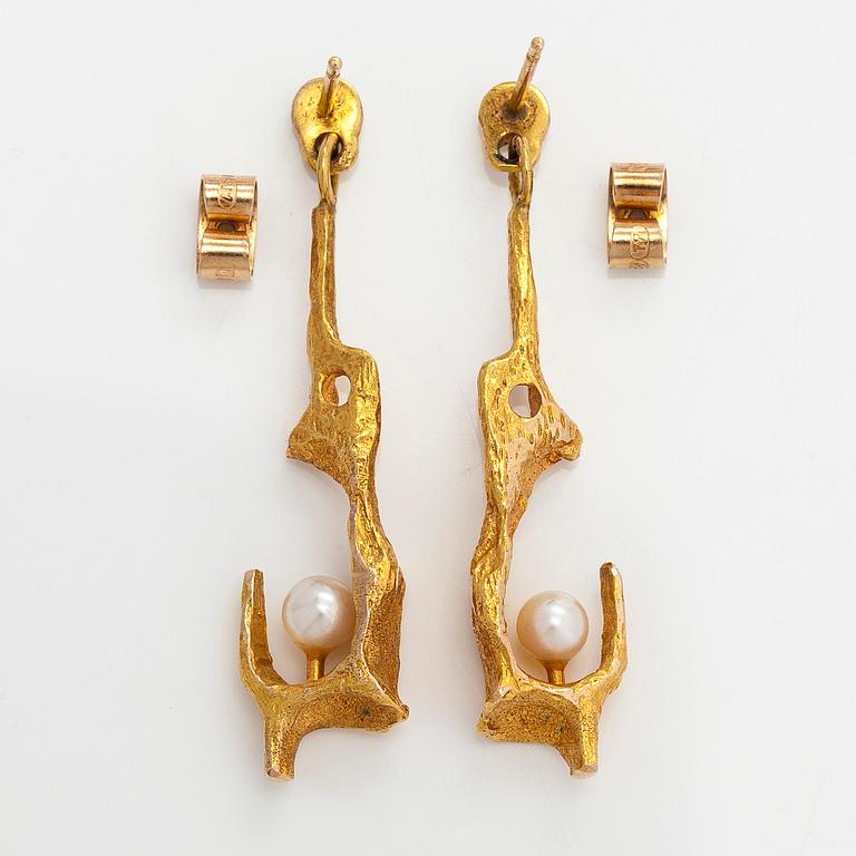 Björn Weckström, a pair of 14K gold and cultured pearl earrings, 'By the springs' for Lapponia 1971.