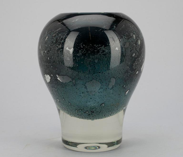 VAS/GLASSKULPTUR, sign. Heikki Orvola, Nuutajärvi Notsjö. 1900-talets senare hälft.