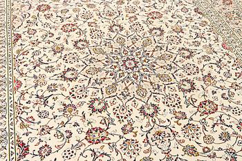 A Keshan carpet, c. 342 x 242 cm.
