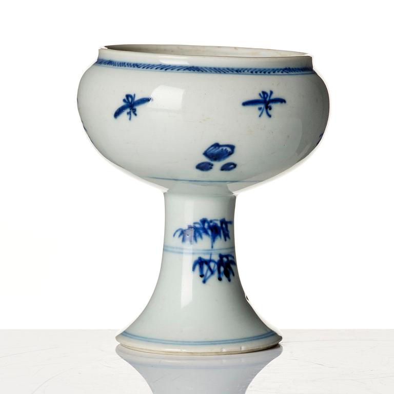 A blue and white stemcup, Qingdynasty, 19th century.