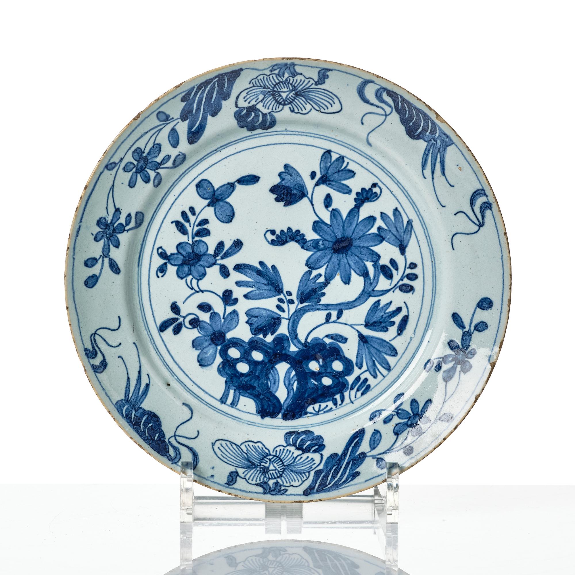 Tallrikar, tre stycken, fajans. Holland, 1700-tal.