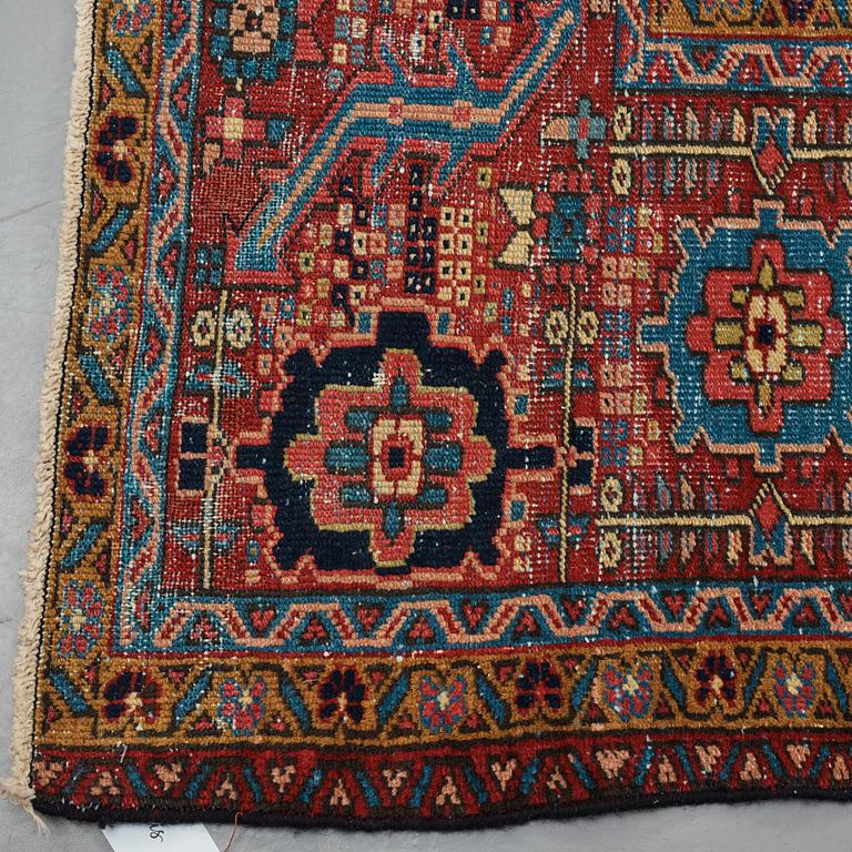 Matto, a semi-antique West Persian, ca 466,5-470,5 x 334,5-350 cm.