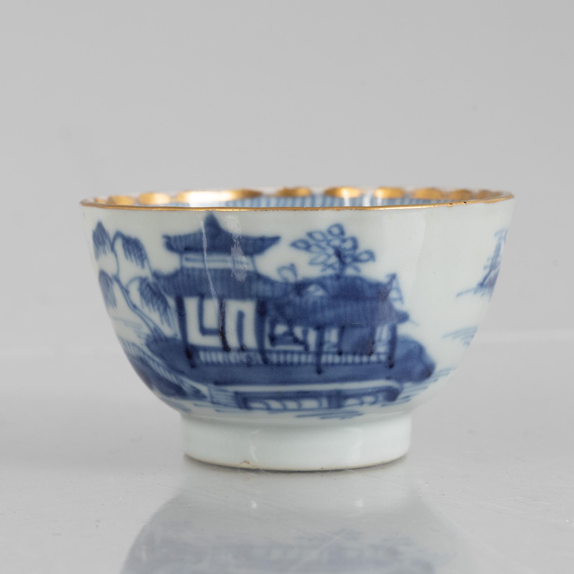 A blue and white export porcelain cup with saucer and four small dishes, China, Qing dynasty, 18th/19th century.