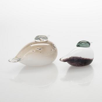 Oiva Toikka, lasilintuja, 2 kpl, "Untuviklo" ja "Pikku Uivelo", signeerattu O. Toikka Nuutajärvi/Iittala.