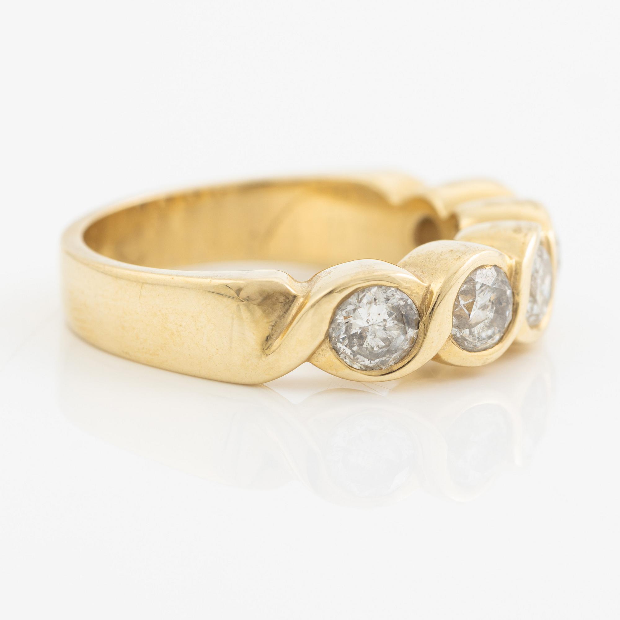 Ring, 14K gold with five brilliant-cut diamonds.