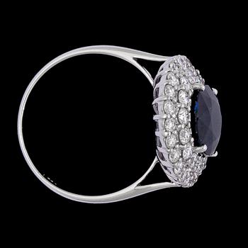 RING, blå fasettslipad safir, 3.56 ct,  med dubbla rader briljantslipade diamanter, tot. 1.36.
