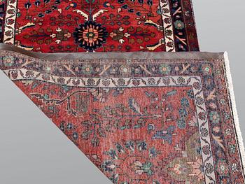 A Hamadan runner, c. 402 x 109 cm.
