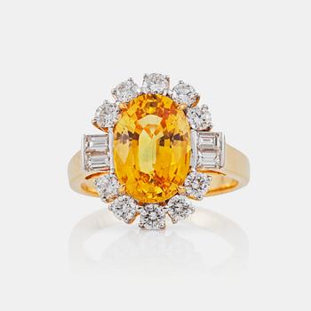RING med gul safir, 4.86 ct och diamanter, 1.09 ct, enligt gravyr.