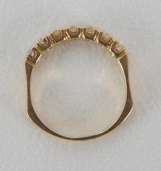 RING, 18K guld med 7 briljanter tot 0,50 WSI enl gravyr.