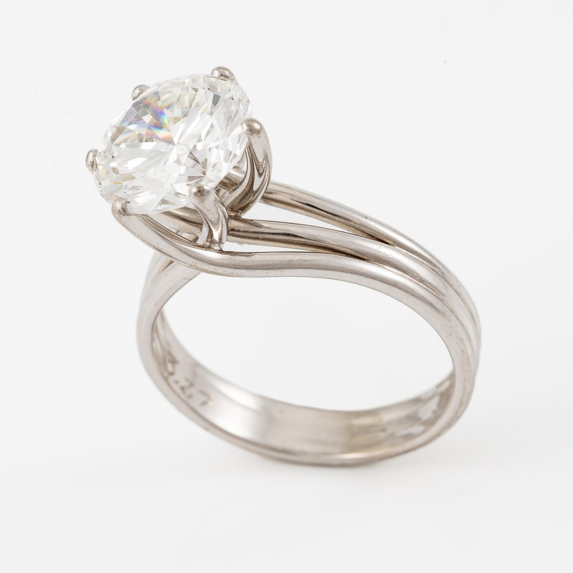 A ring in 18K white gold set with a round brilliant-cut diamond.