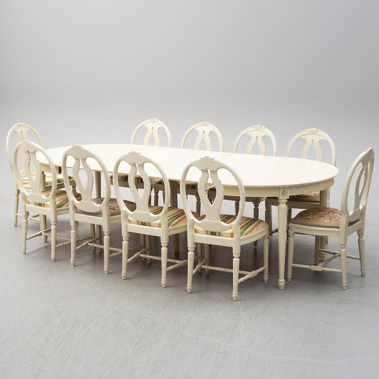 MATSALSGRUPP, gustaviansk stil, bord med 3 iläggskivor samt 10 stolar, 1900-talets andra hälft.