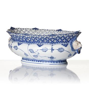 A Royal Copenhagen 'Muselmalet' / 'blue fluted full lace' jardiniere, Denmark, 1898-1923.