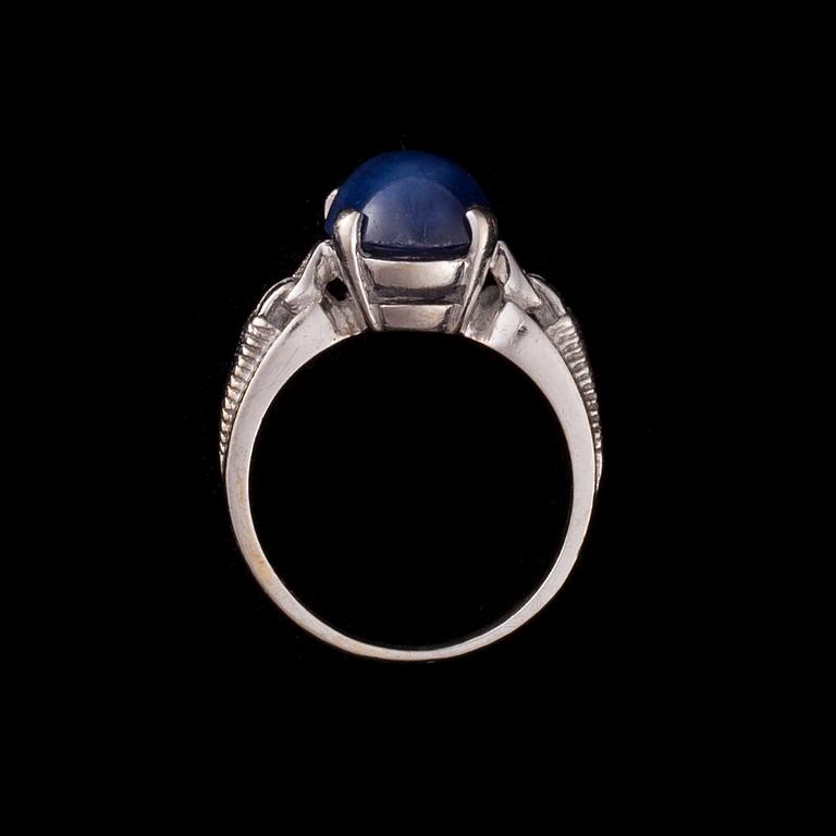 RING, 14K vitguld, stjärnsafir. Vikt ca 4,3 g.