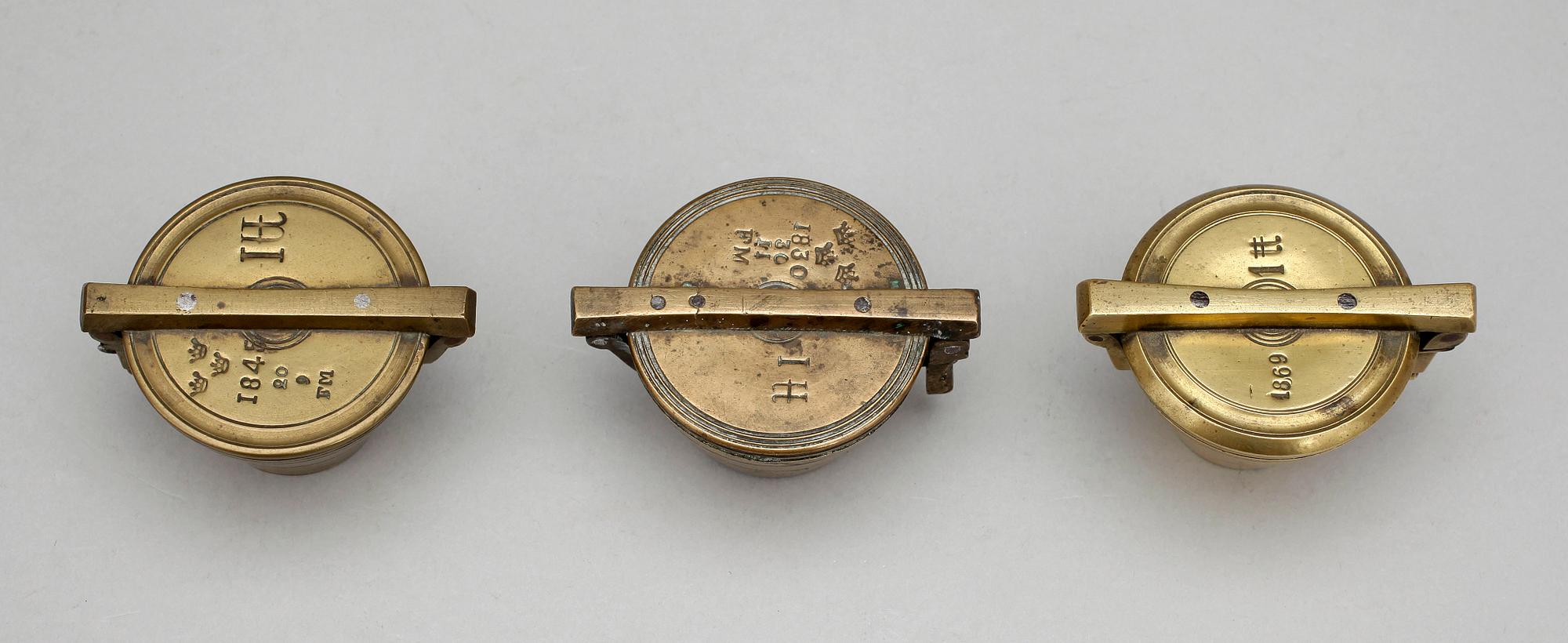 VIKTSATSER, 3 st, mässing, 1800-tal.