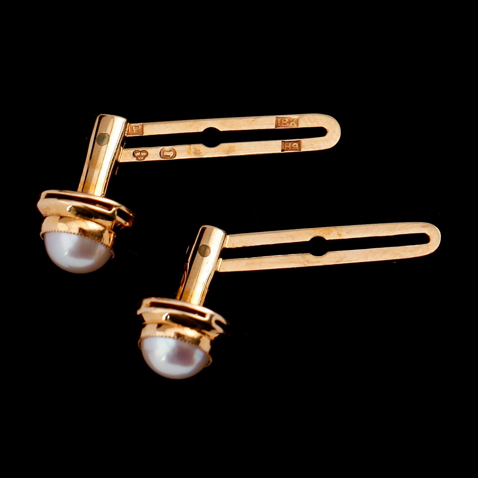 SKJORTKNAPPAR, 1 par, 18 k guld med pärlor. Total vikt ca 2 gram.