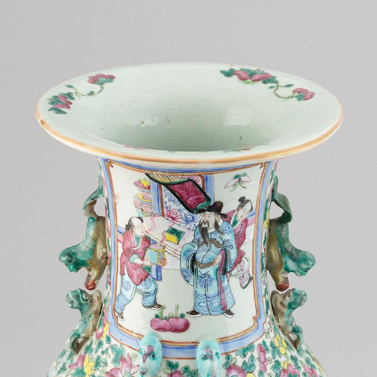 A famille rose vase, Qing dynasty, late 19th century.