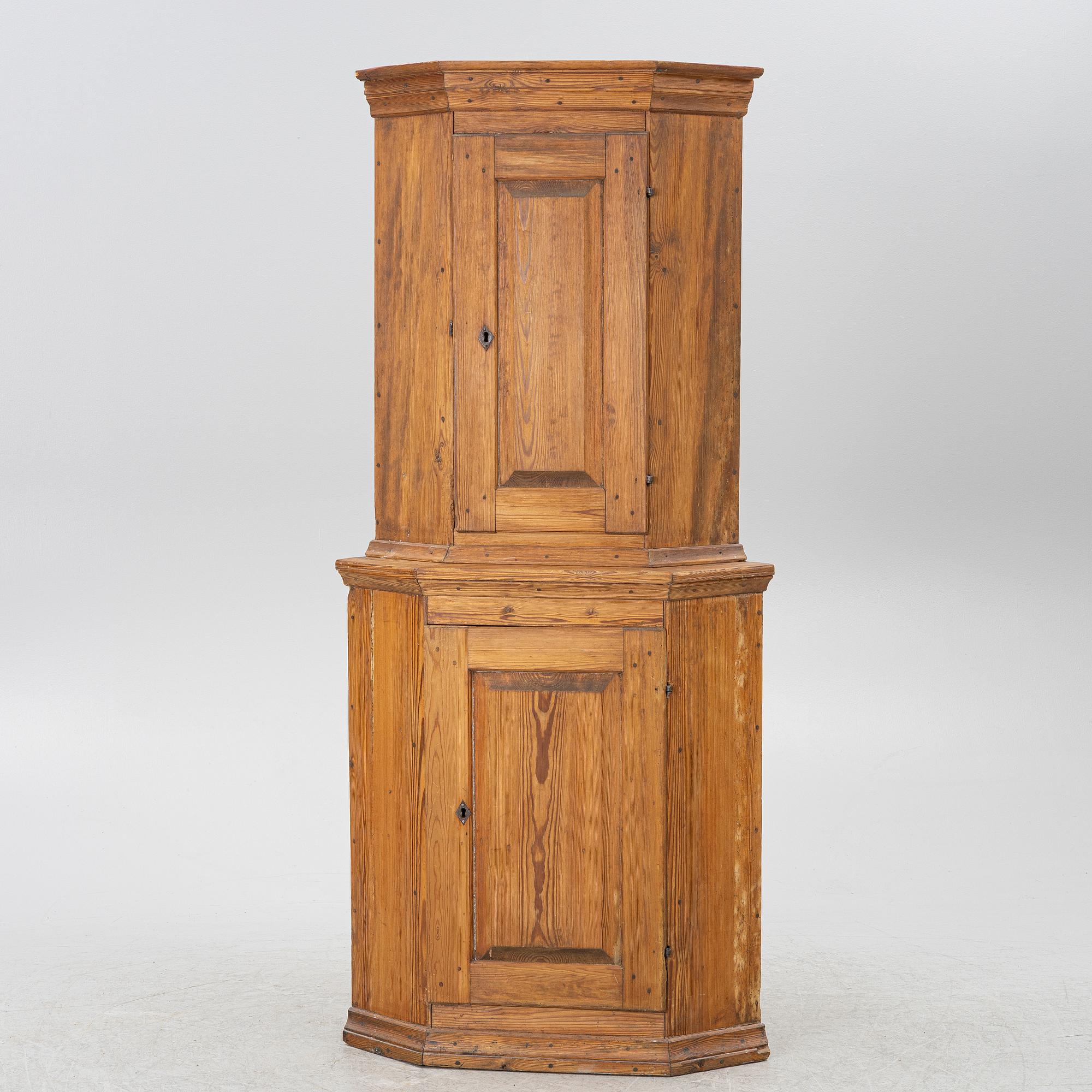 Corner cabinet, 19th century.