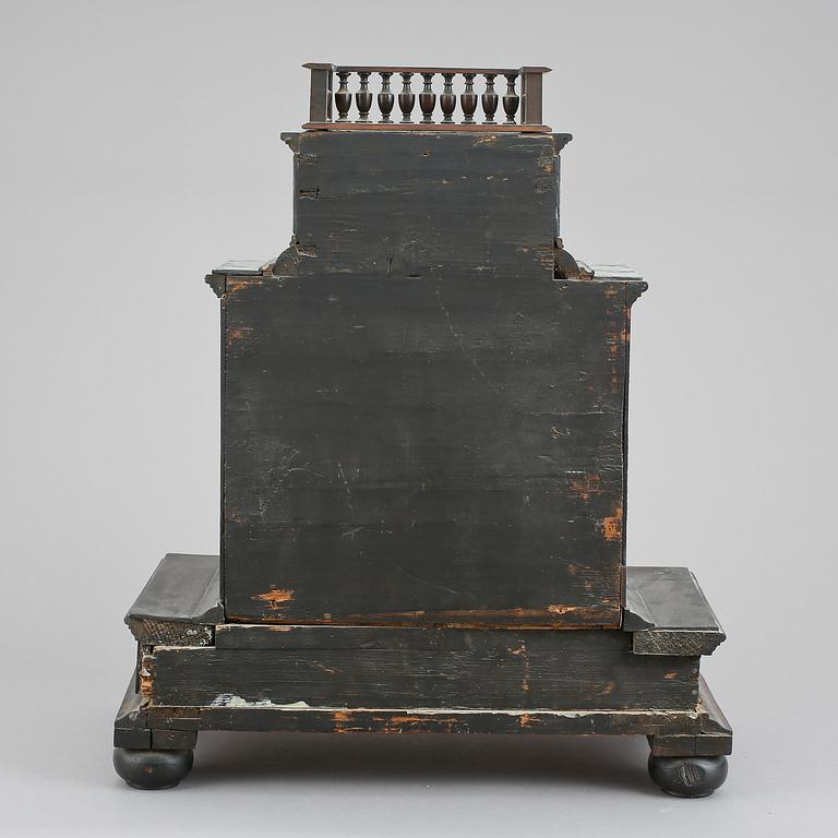KABINETTSKÅP, barockstil, 1800-tal med äldre delar.