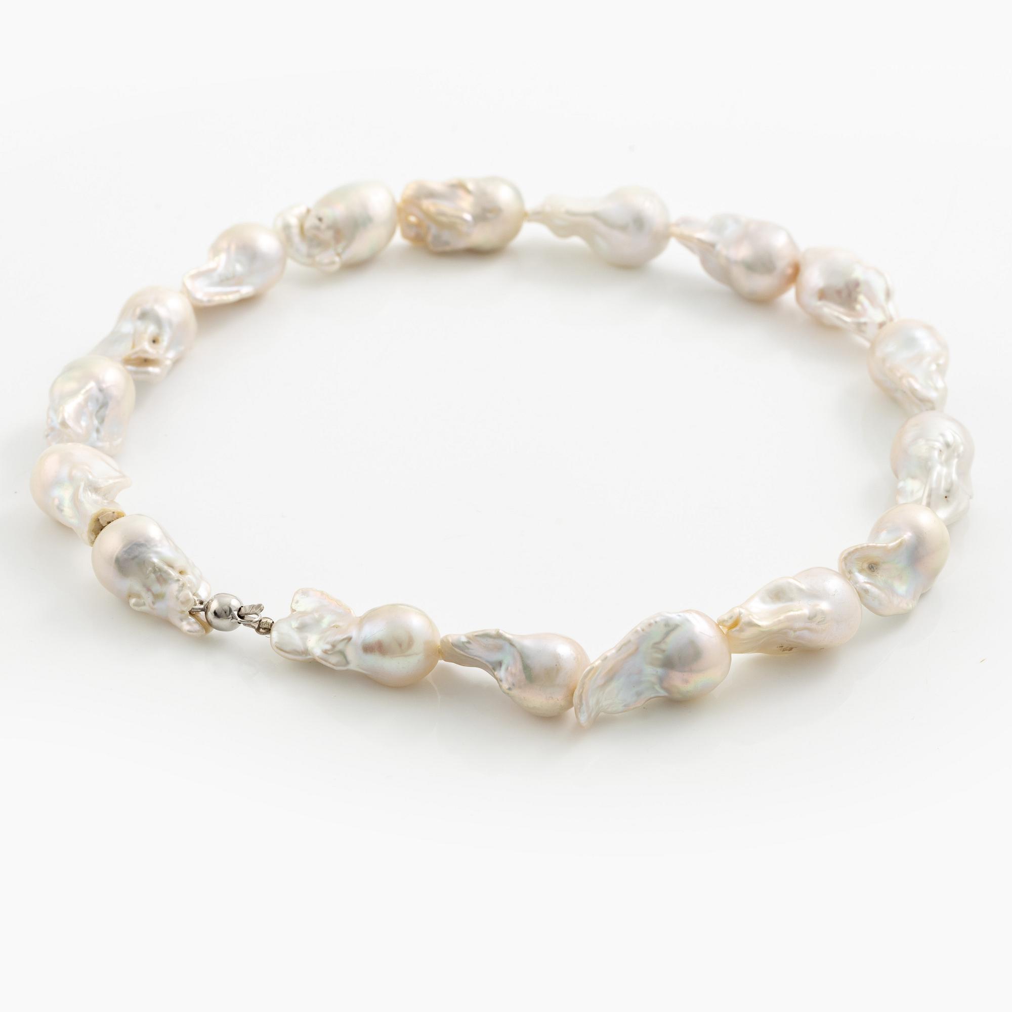 Necklace with cultured baroque-shaped freshwater pearls, clasp 18K white gold.
