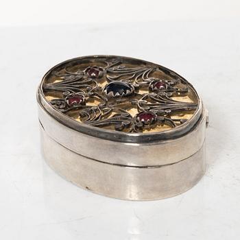 Dosa, delvis förgyllt silver, av Carl Anders Bahr (verksam i Visby 1835-52).