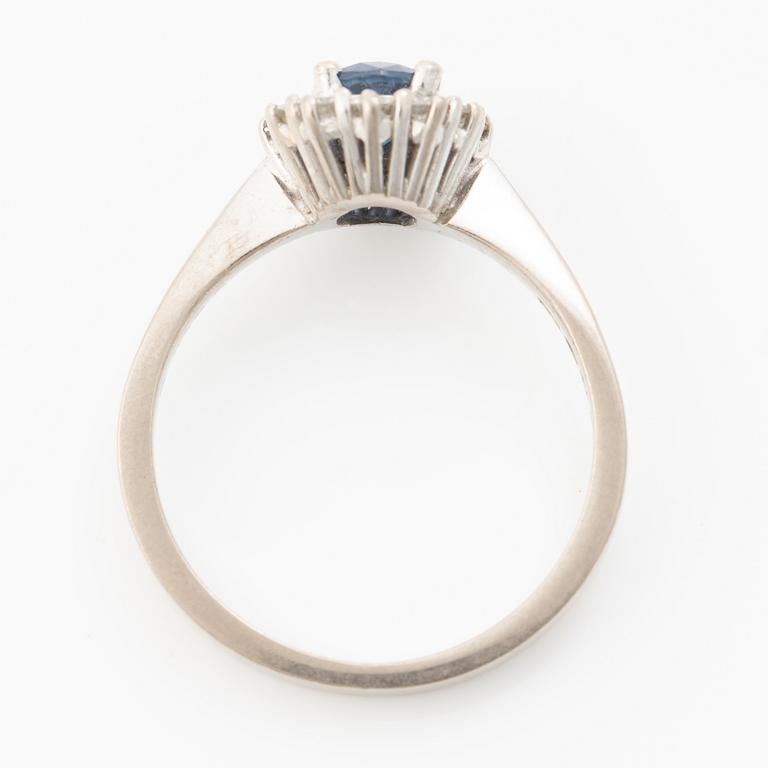 Ring 18K vitguld med blå safir och runda briljantslipade diamanter.