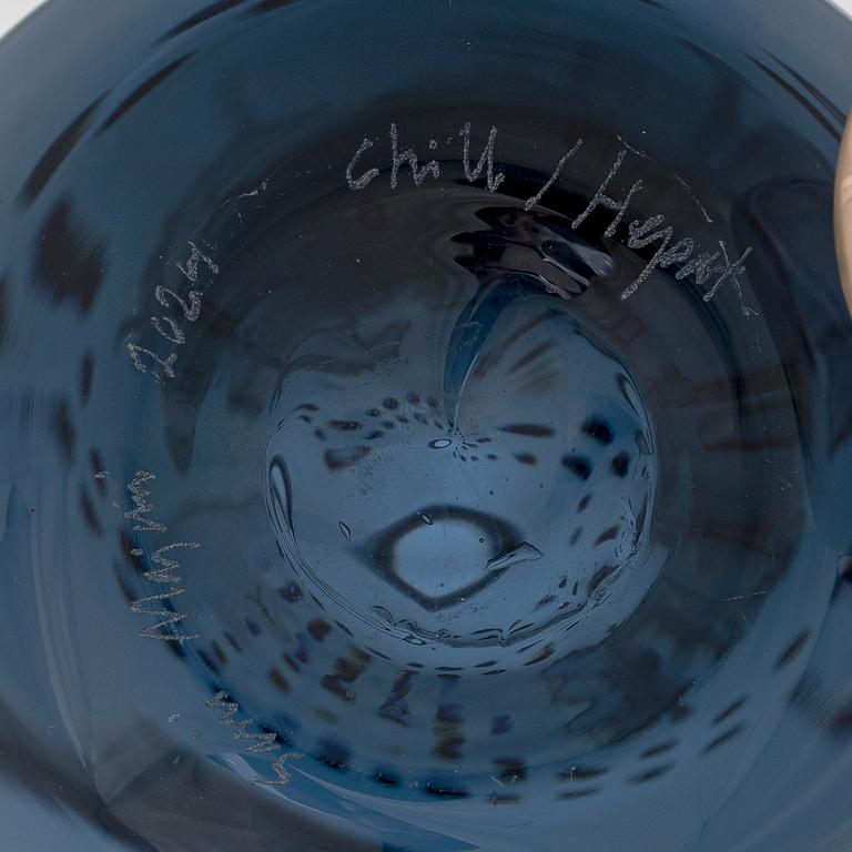 Sini Majuri, skulptur, glas, "Remember to live remember Bacchus". Signerad Sini Majuri 2024.